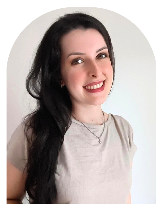 Suzanna Mazoni Bogo sorrindo, psicóloga e neuropsicóloga especializada em psicoterapia online