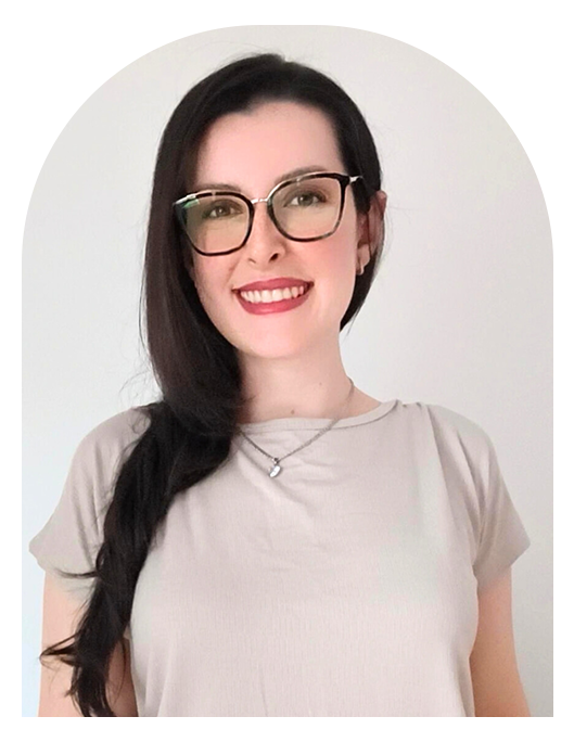 Suzanna Mazoni Bogo de óculos sorrindo, psicóloga e neuropsicóloga especializada em psicoterapia online